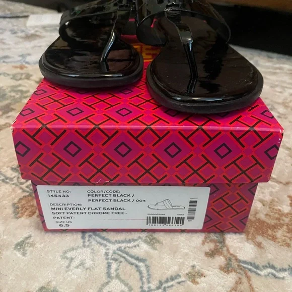 Like New Tory Burch Mini Everly Flat Sandal 
Patent Leather Black 
SIZE 6.5 - Picture 3 of 8
